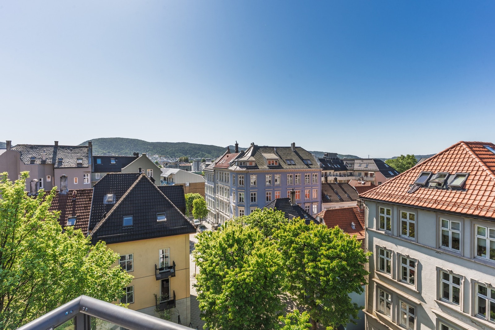 En stilren toppleilighet med en av de beste beliggenhetene i borettslaget! Galleribilde