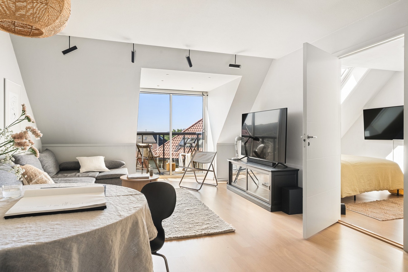 Videre kommer man inn i en romslig åpen stue-kjøkkenløsning på ca. 32 kvm. Galleribilde