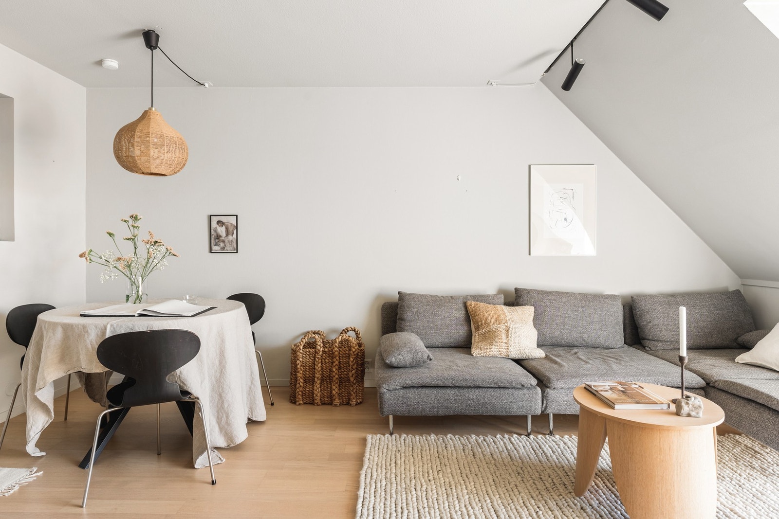 Den praktiske planløsningen gir god plass til å møblere med spisebord mot kjøkkenet, i tillegg til sofagruppe. Galleribilde