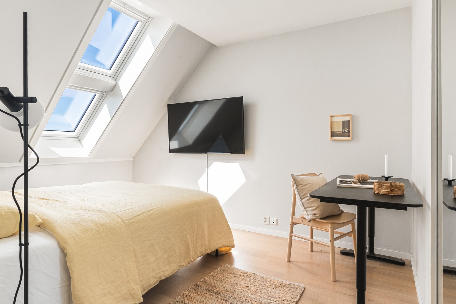 Det er en flott skyvedørsgarderobe med god plass til oppbevaring. Her ligger alt til rette for en god natts søvn! Galleribilde