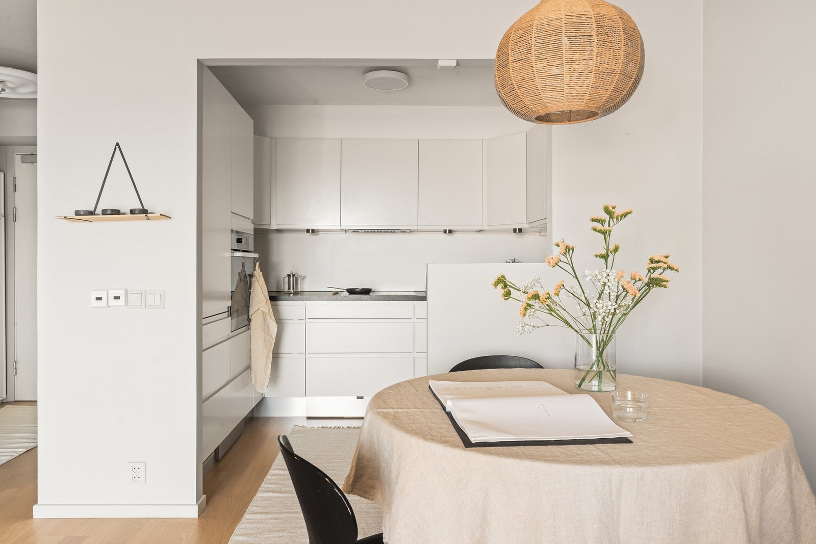 Kjøkkenet fremstår moderne og funksjonelt, med gode skap- og oppbevaringsløsninger. Galleribilde