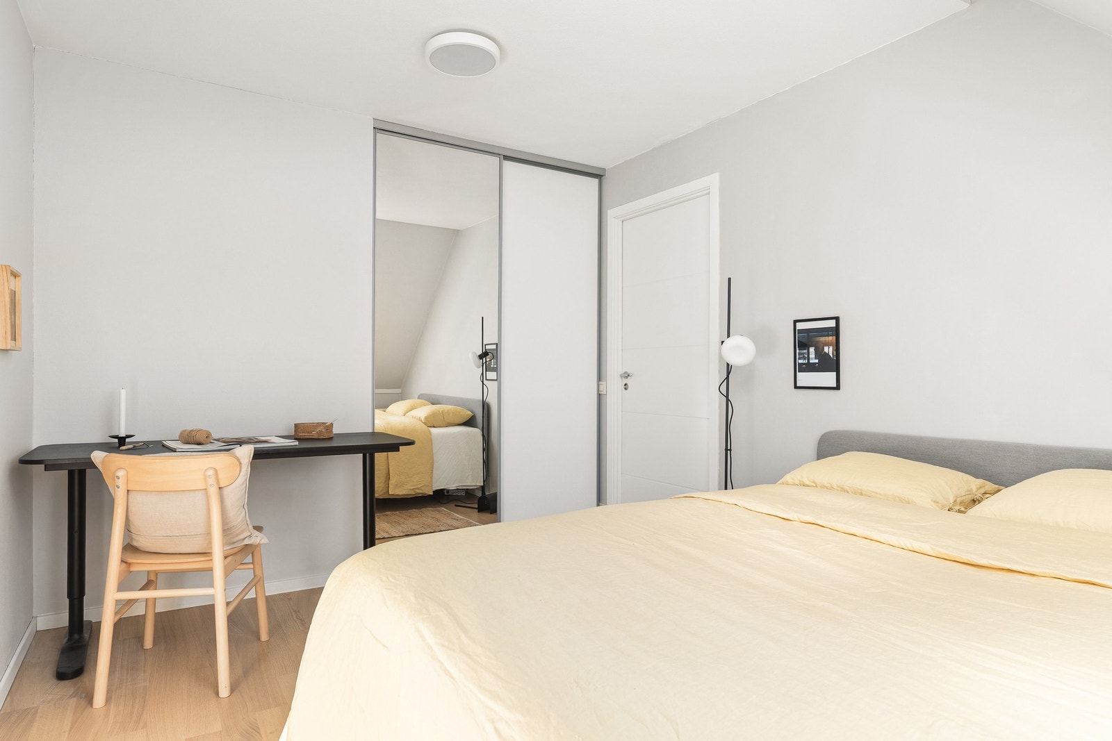 Soverommet har god plass til dobbeltseng, skrivebord og ellers annet ønskelig møblement. Galleribilde