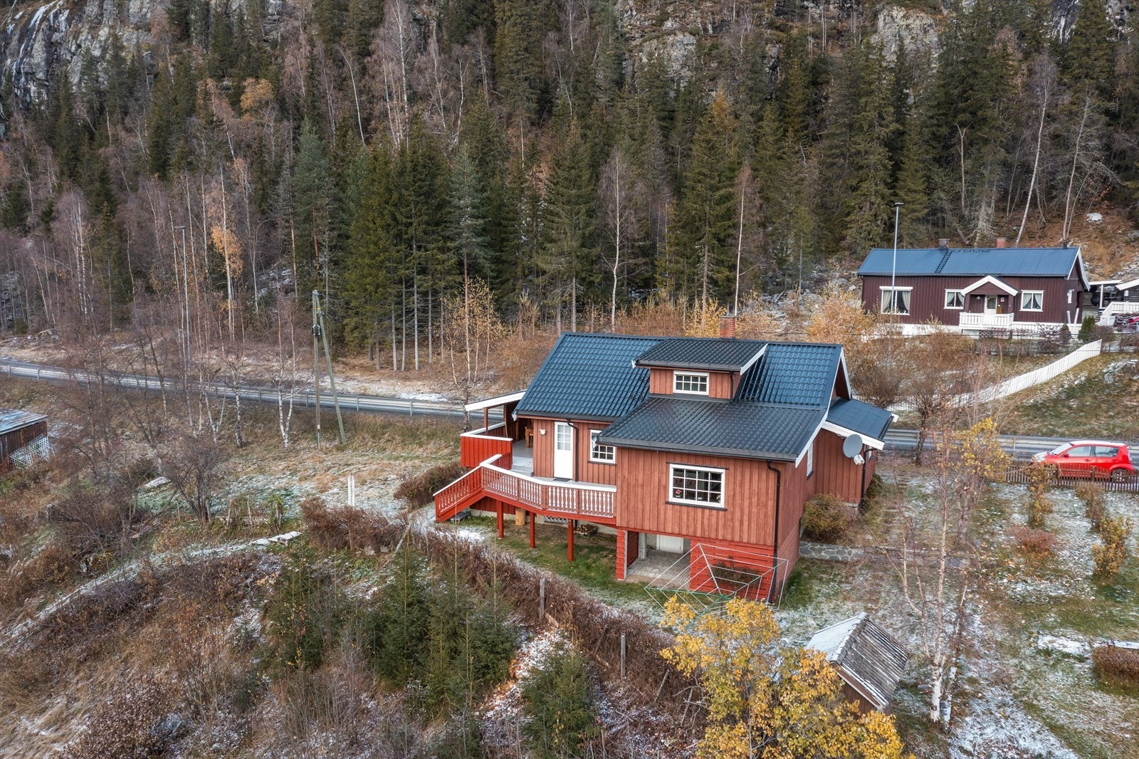 Rett nedenfor eiendommen gikk den tidligere Valdresbanen, som nå er gang- og sykkelvei som strekker seg helt fra Bjørgo til Fagernes! Galleribilde