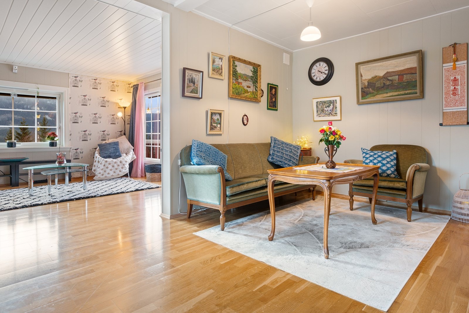 Lys og romslig stue med stor vindusflater som slipper inn godt med lys. Galleribilde