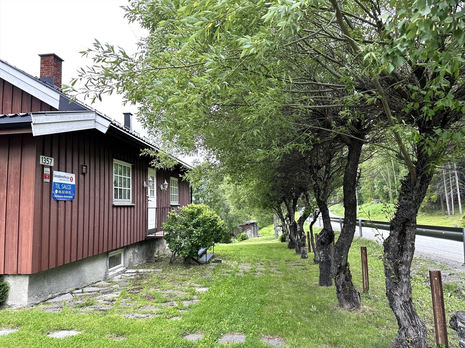 Innholdsrik og romslig enebolig med kjeller, hovedetasje og loftetasje i Aurdal. Galleribilde