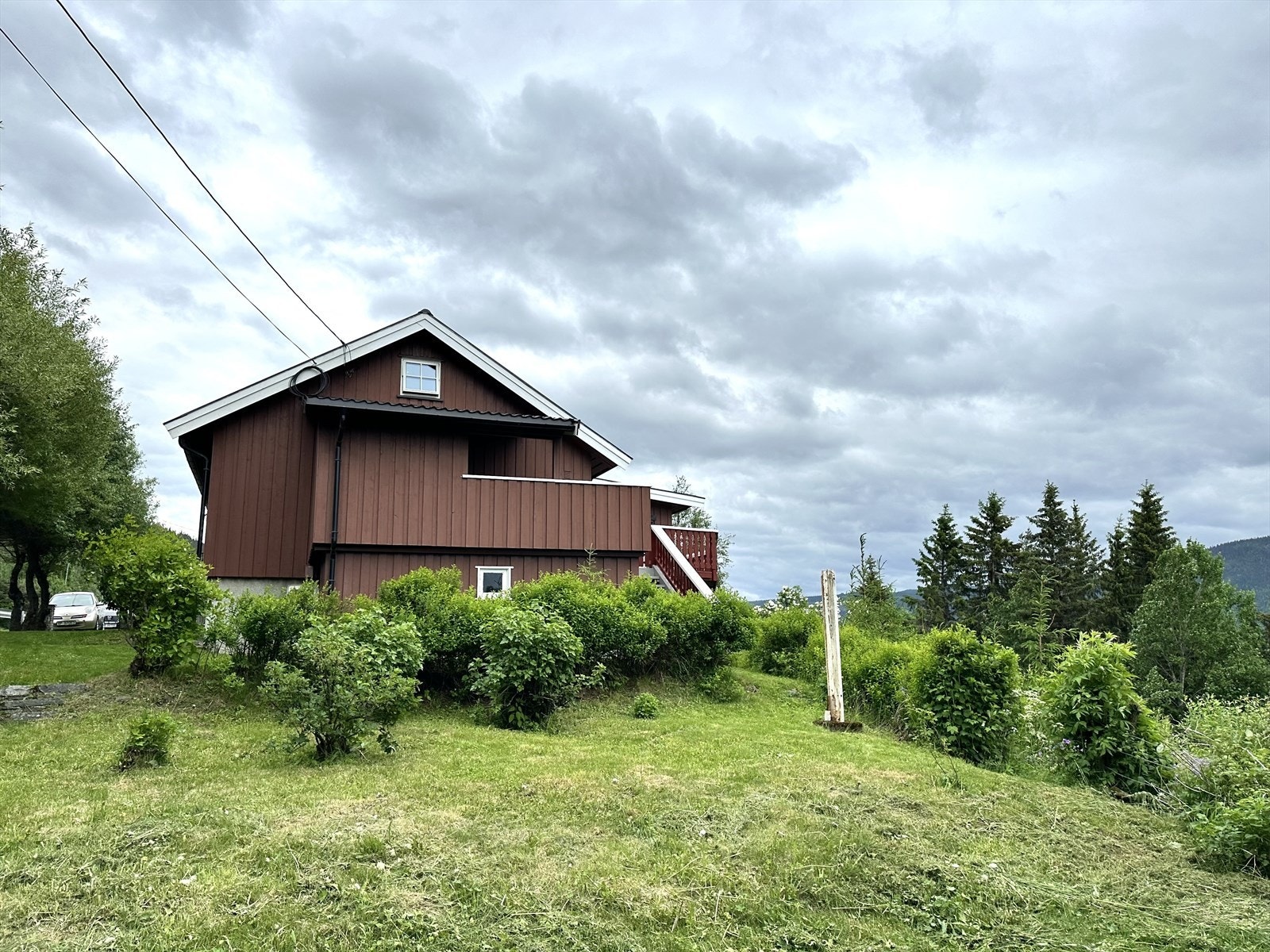 Tomten er opparbeidet med gressplen rundt bolig, og ellers diverse beplanting. Galleribilde