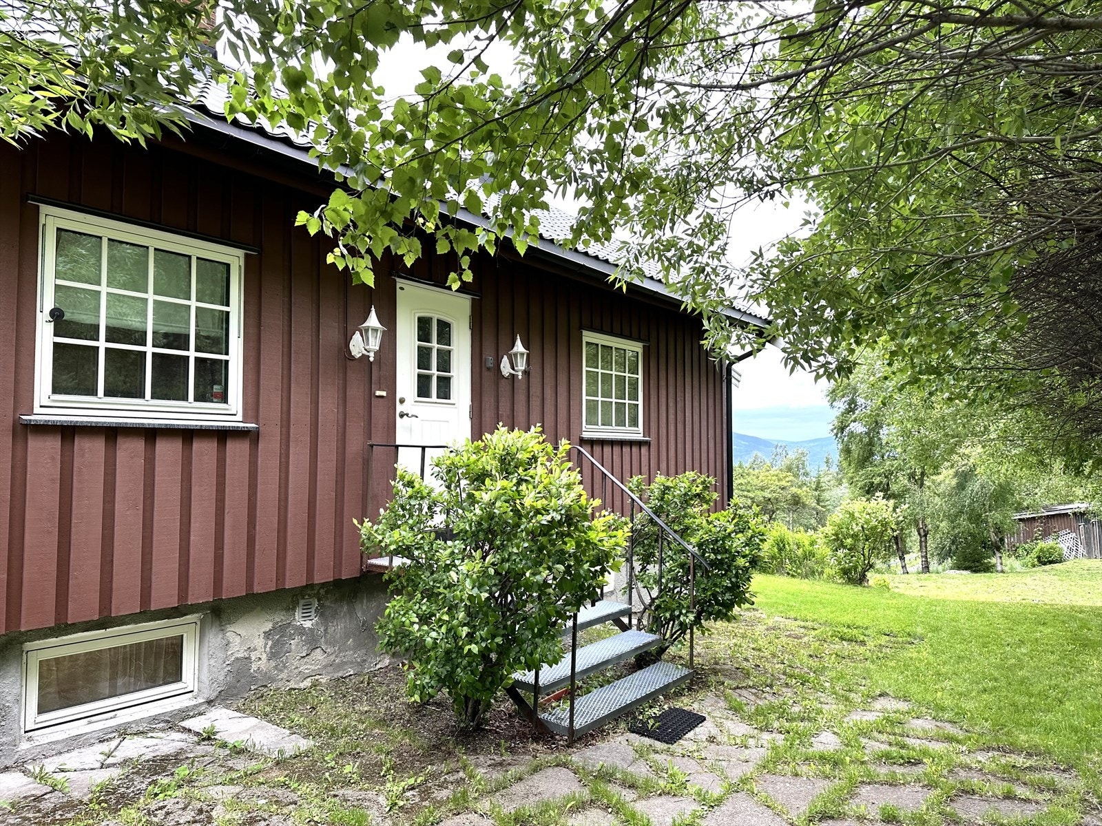 Boligen har et hyggelig inngangsparti. Galleribilde