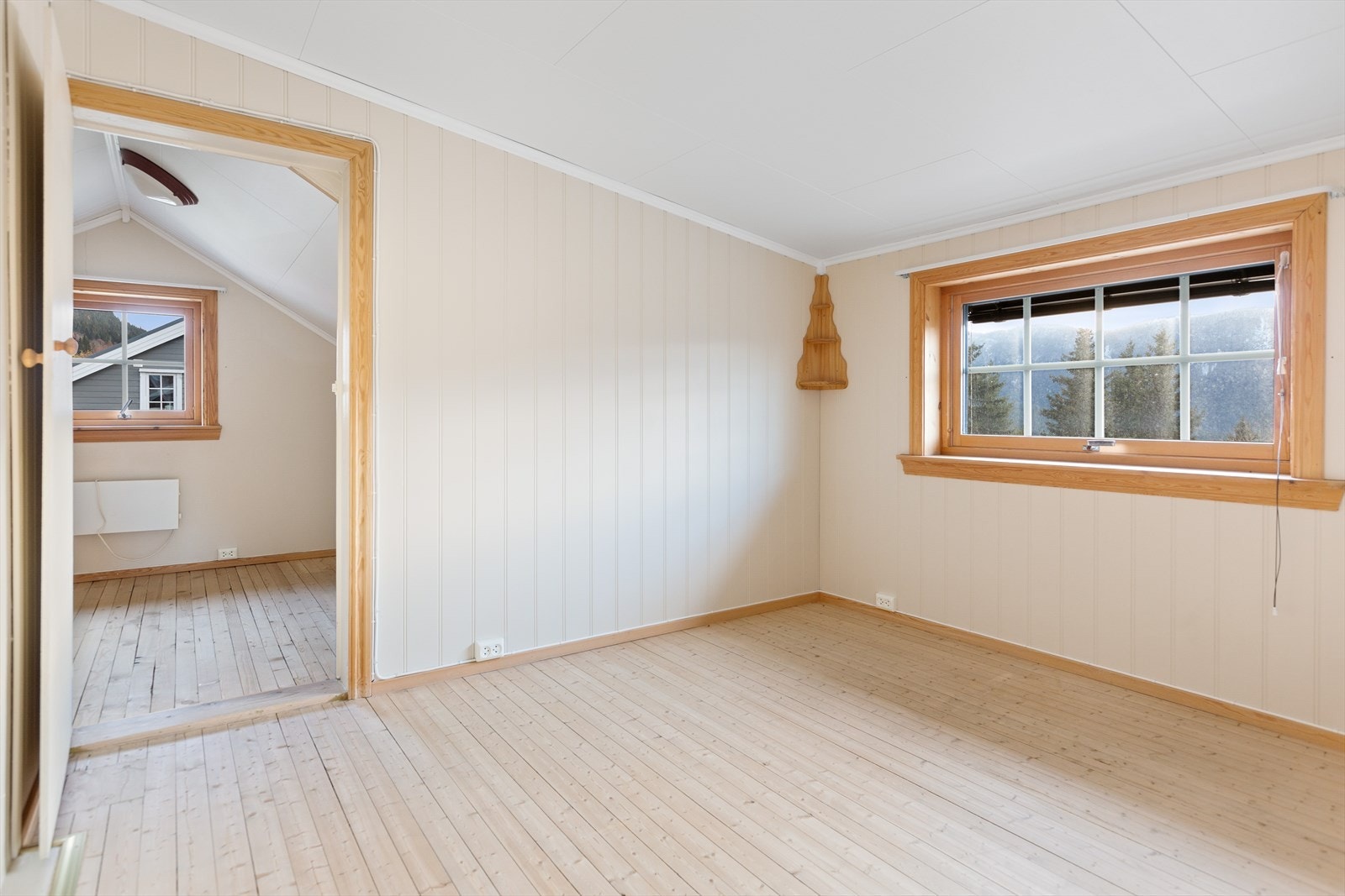 På loftetasjen er det to soverom. Soverom 1 med plass til dobbeltseng. Galleribilde