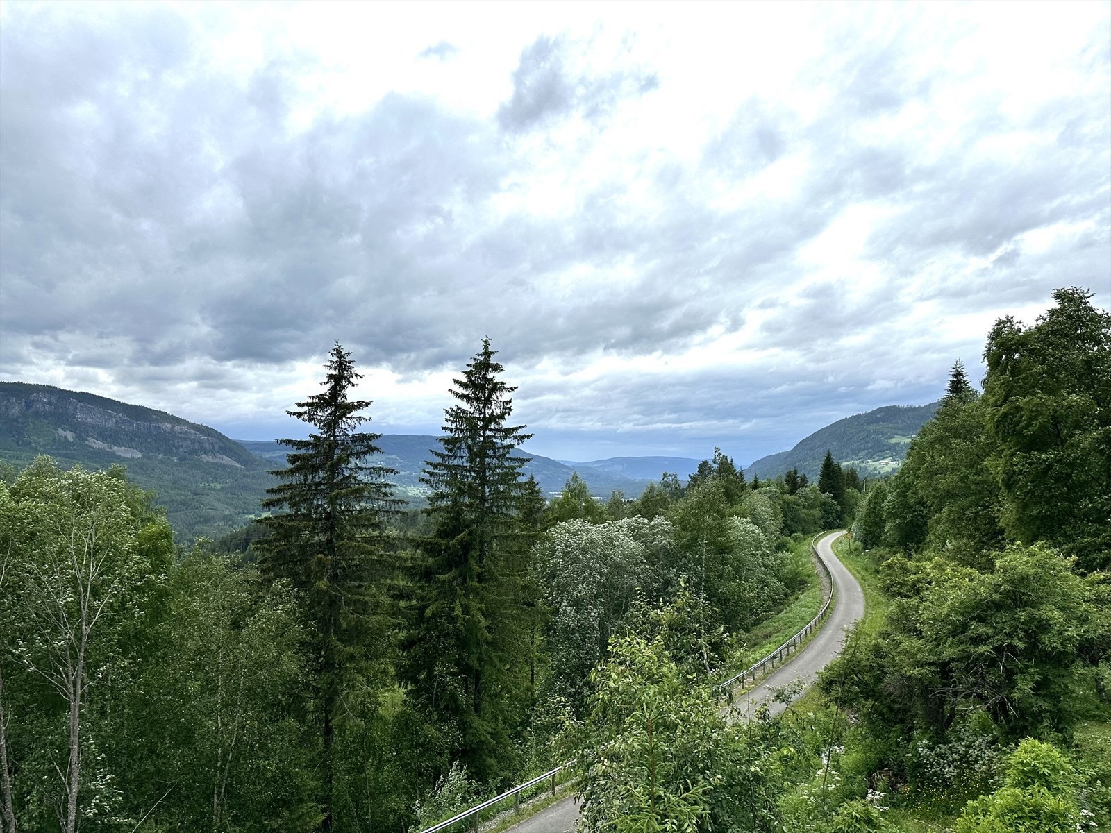 Sørvestvendt utsikt utover dalføret og mot fjorden. Galleribilde