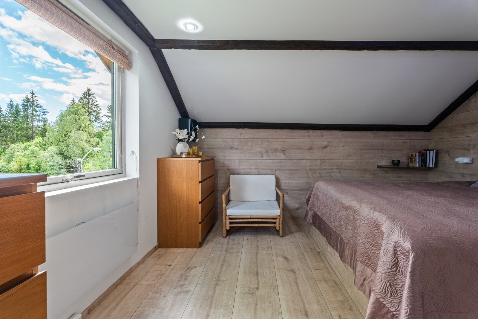 Stort vindu slipper inn rikelig med dagslys, og gir rommet et åpent og luftig preg. Galleribilde