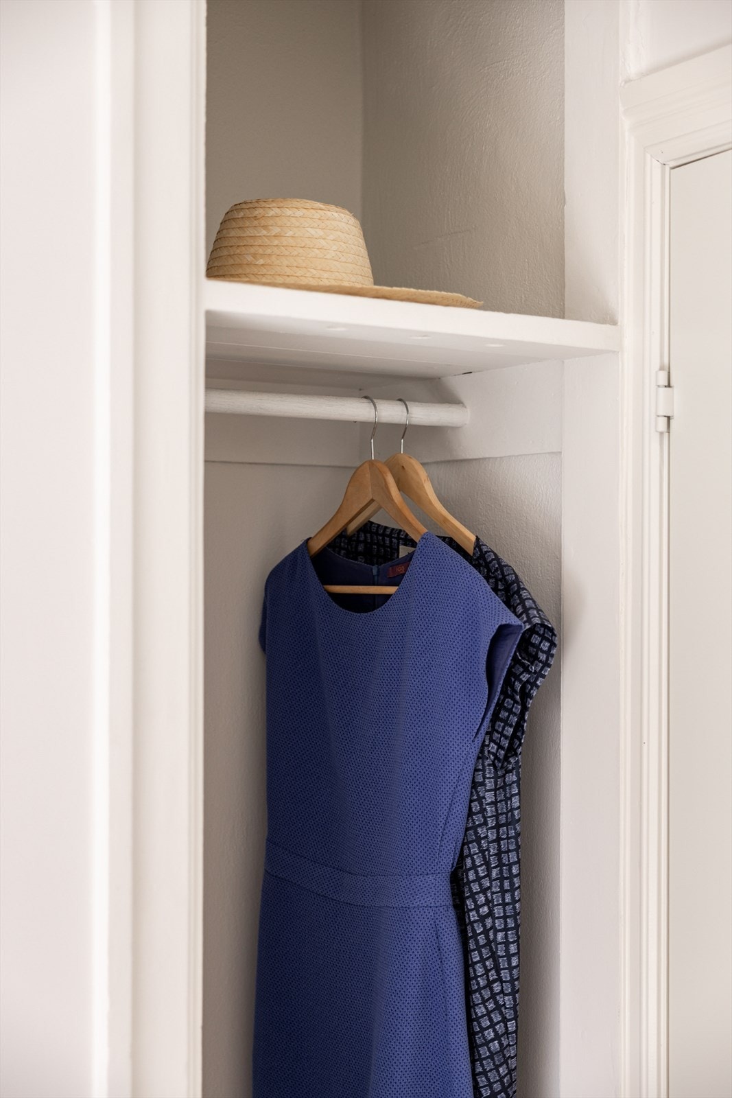 På soverommet finner du en praktisk nisje for oppbevaring. Galleribilde