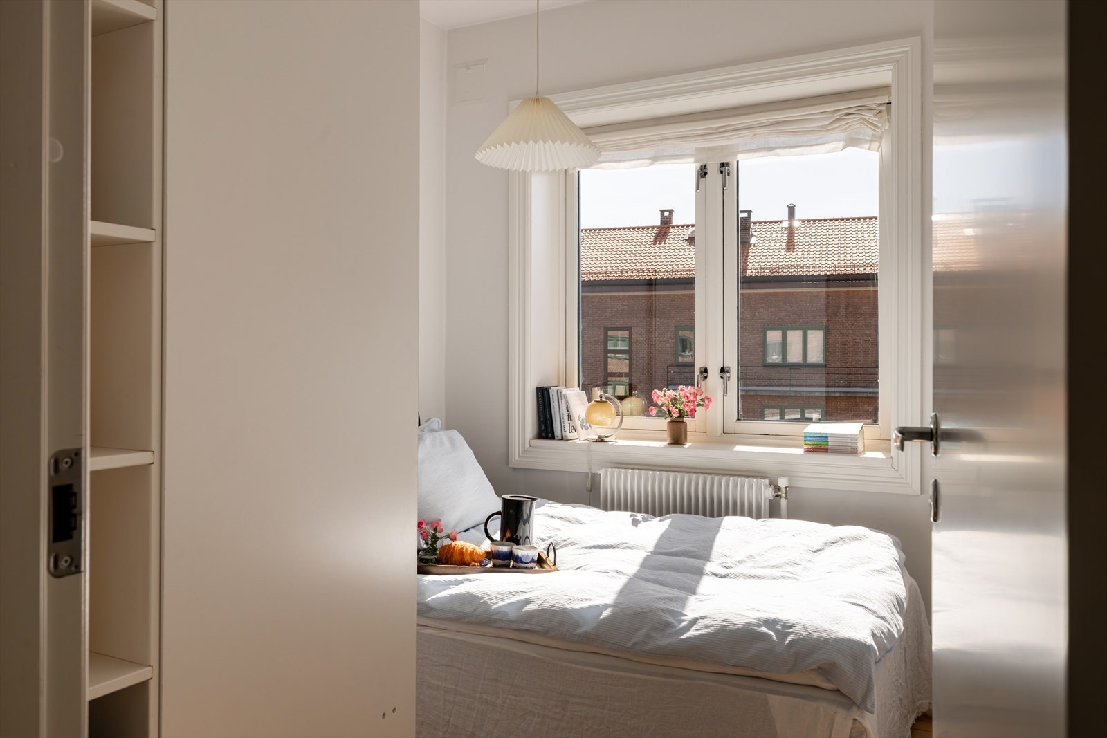 Lunt soverom med god plass til dobbeltseng og garderobeskap. I dag er rommet innredet med 120-seng, og de dype vinduskarmene passer perfekt som nattbord. Galleribilde