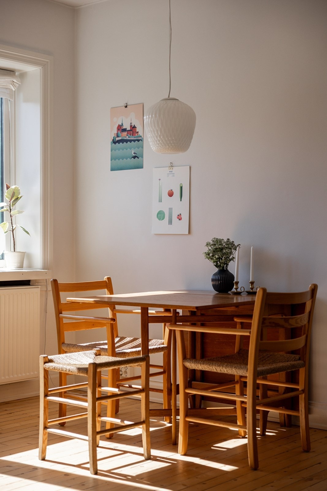 Det er god plass til sofa, spisebord og øvrig møblement. Galleribilde