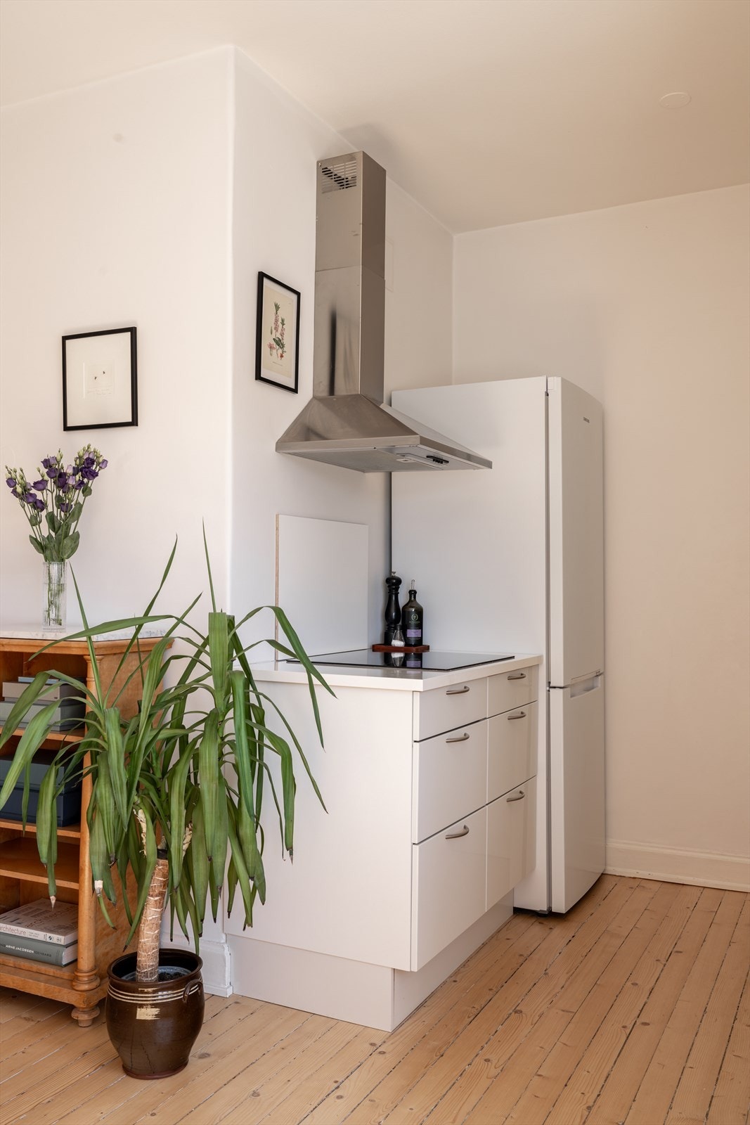 Slette fronter og laminert benkeplate med nedfelt oppvaskkum. Kjøkkenet er utstyrt med integrerte hvitevarer med oppvaskmaskin, komfyr og platetopp. Galleribilde