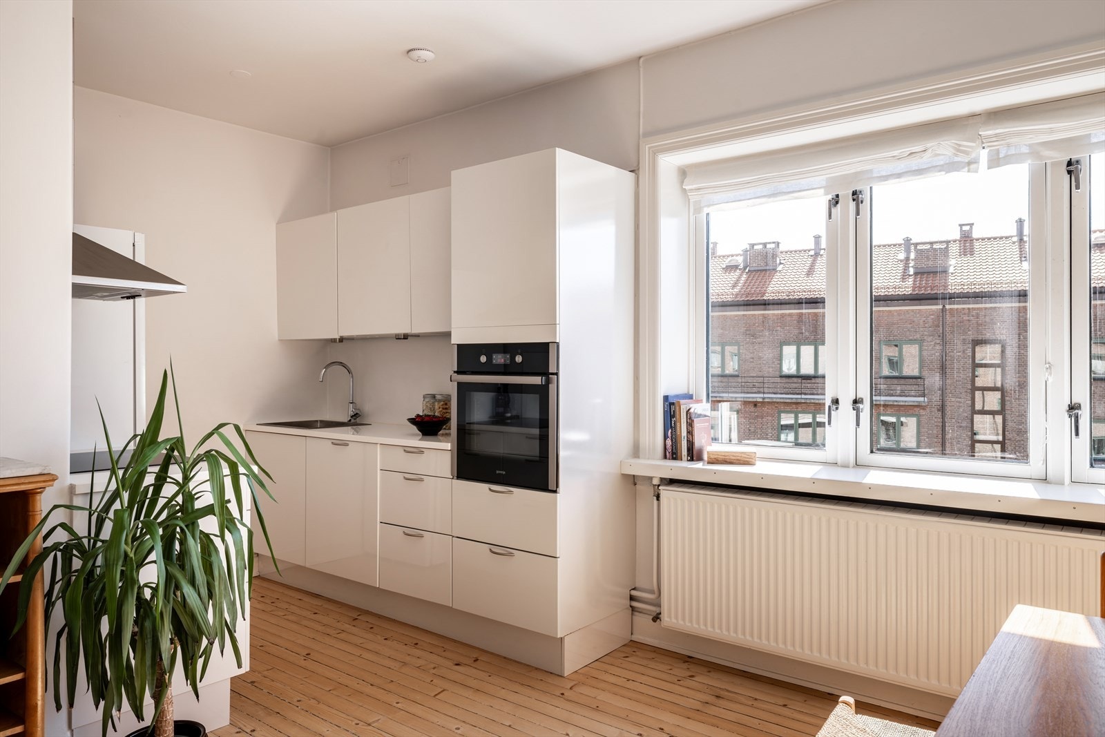 En sjarmerende 2-roms, høyt og fritt i byggets 5. etasje med en lys og praktisk planløsning. Galleribilde