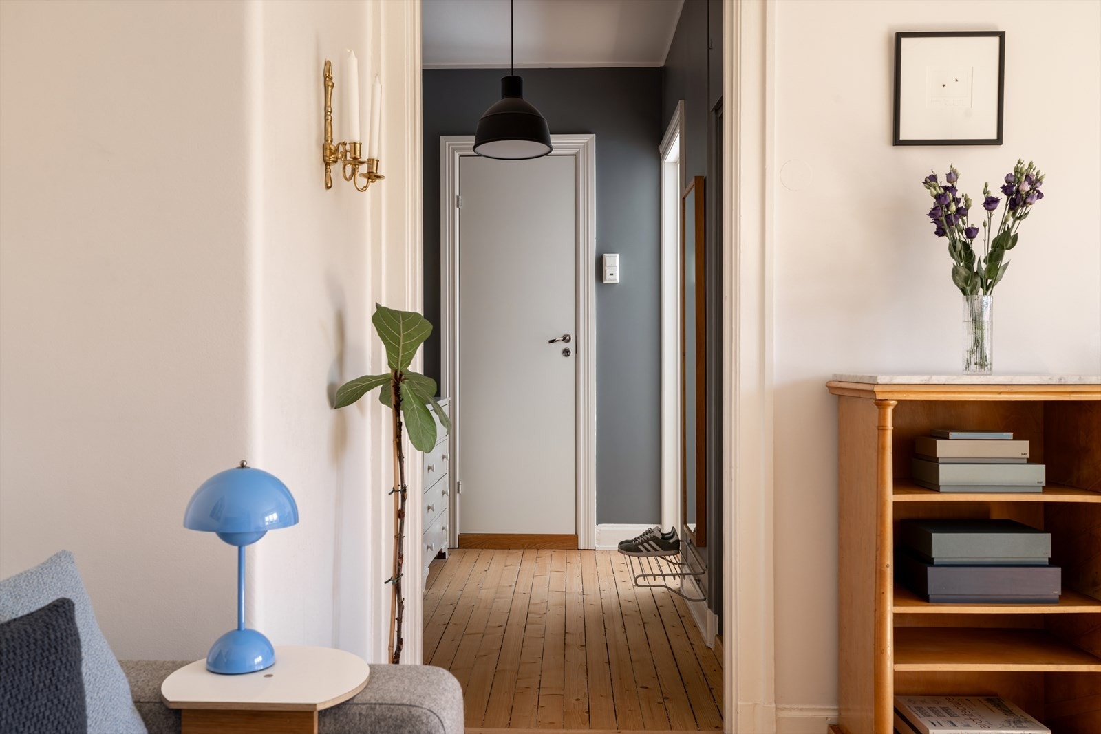 Leiligheten har innflyttingsklar standard og består av en luftig stue, åpen kjøkkenløsning, soverom, flislagt bad og en innbydende entré. Galleribilde