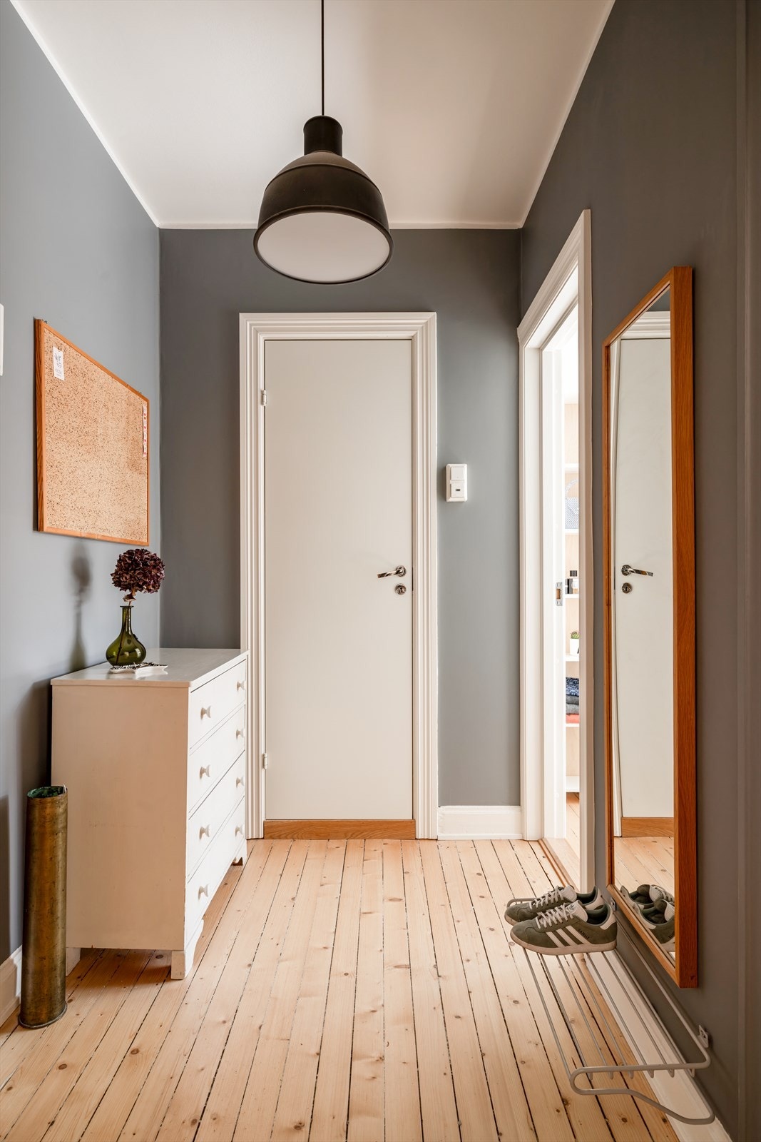 Entréen gir et godt førsteinntrykk før du beveger deg videre inn i boligen. Galleribilde