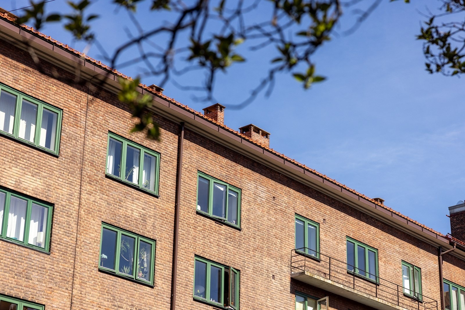 Fritt, lyst og luftig beliggenhet i byggets toppetasje. Galleribilde