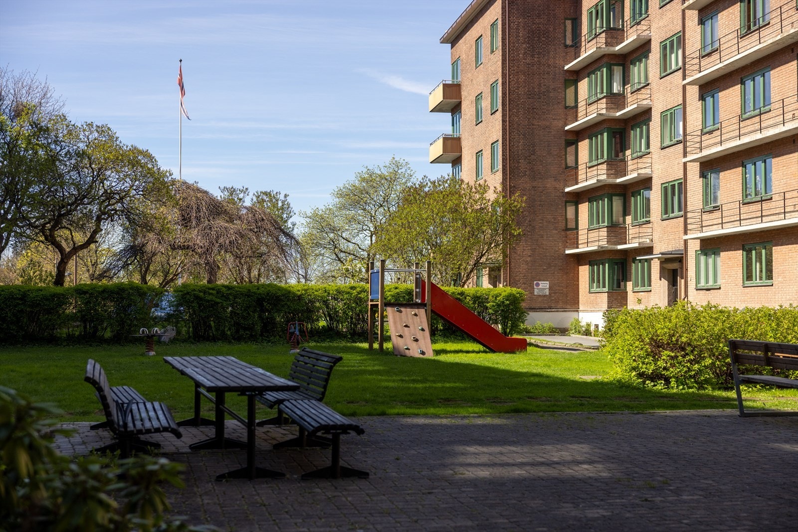 Boligen ligger i et veldrevet borettslag med fasiliteter som fellesvaskeri i kjeller, vaktmester med eget verksted (oppgang H) og en egen gjesteleilighet som kan leies etter avtale. Galleribilde