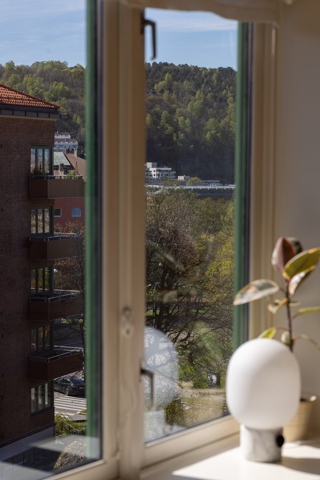 Hyggelig utsyn over bebyggelsen og grønn natur. Galleribilde