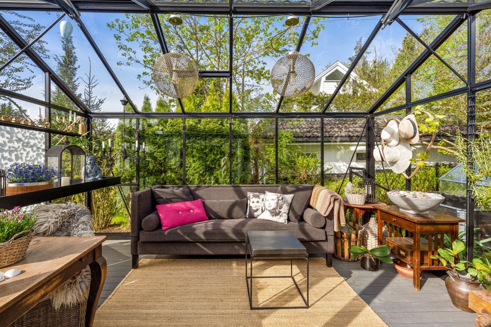 Stort og romslig hagestue! Her kan man dyrke - eller bruker det som en ekstra stue. Galleribilde