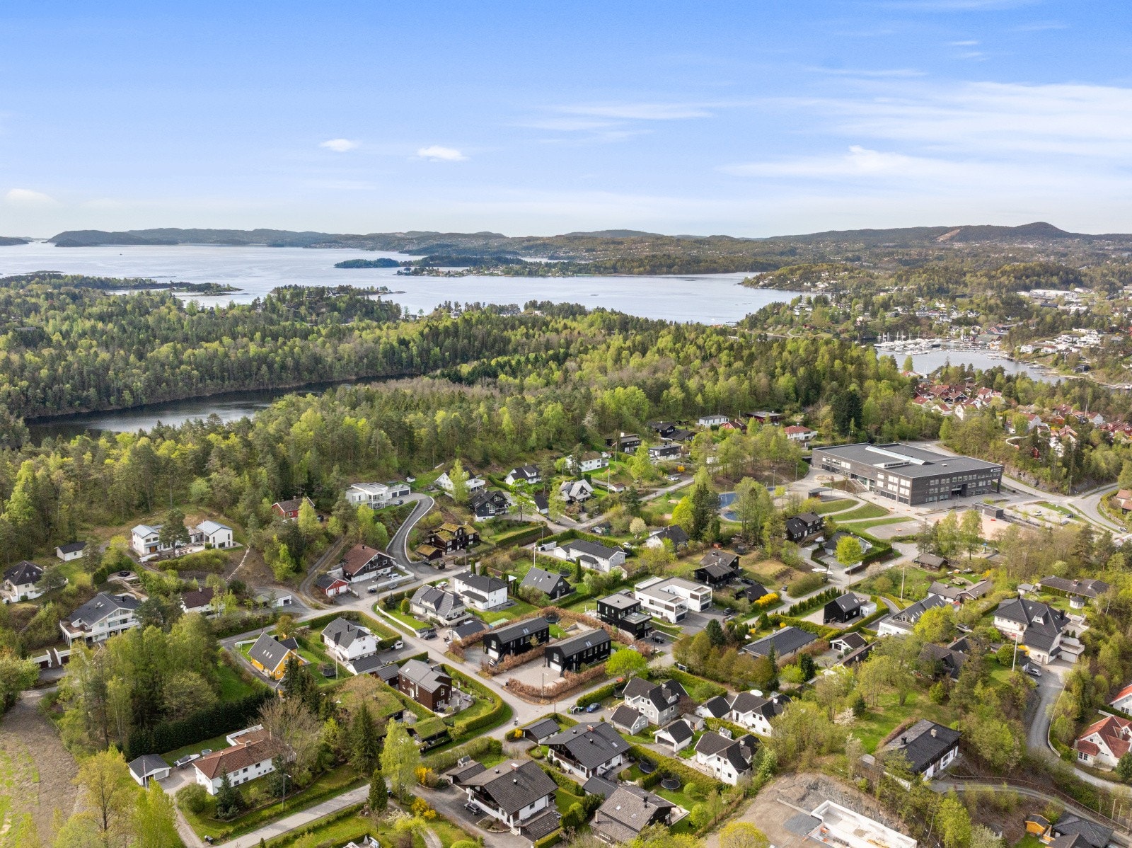 Det er få minutter gange til skolen med moderne og topp anlegg. Galleribilde