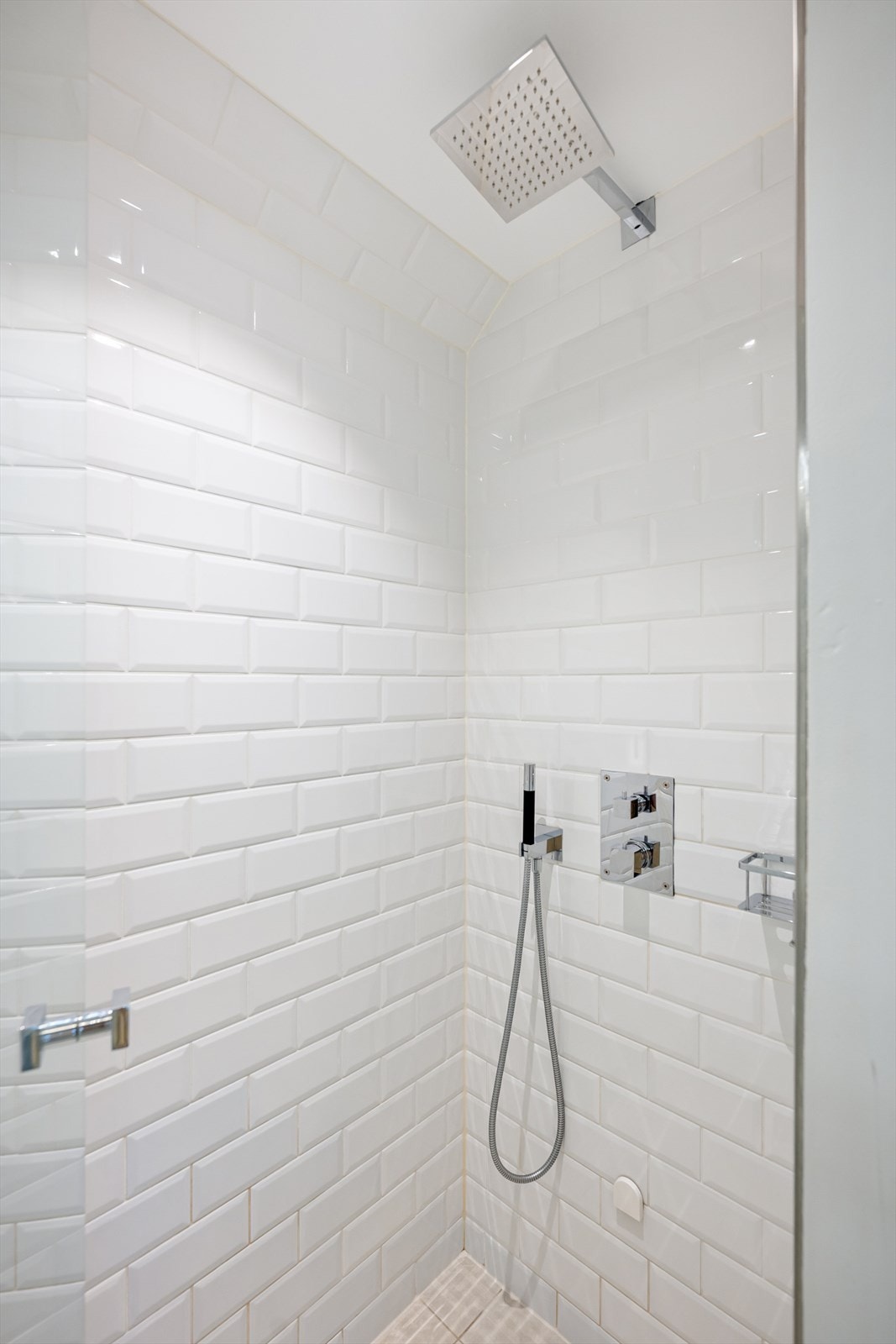 Både dusj (regnfallsdusj) og wc har egne avlukker med dører i herdet glass Galleribilde