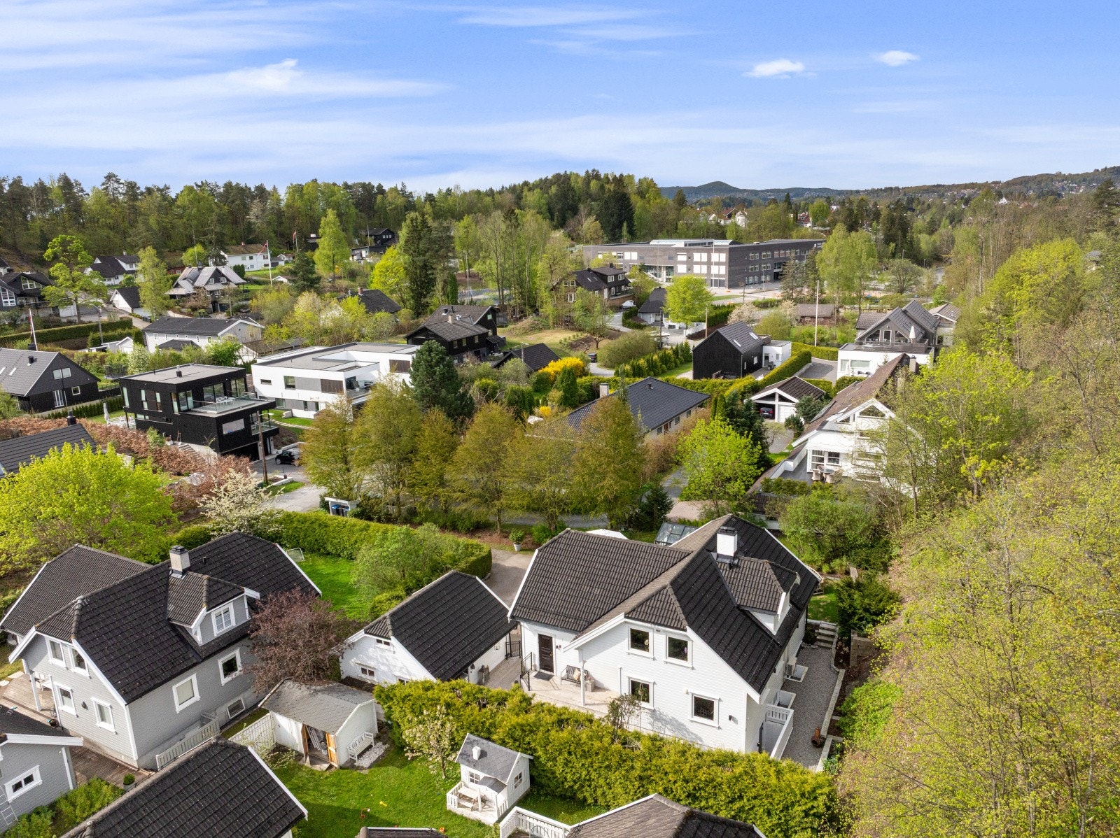 Eiendommen ligger usjenert og i enden av en blindvei! Skolen er kort vei unna som man ser. Galleribilde