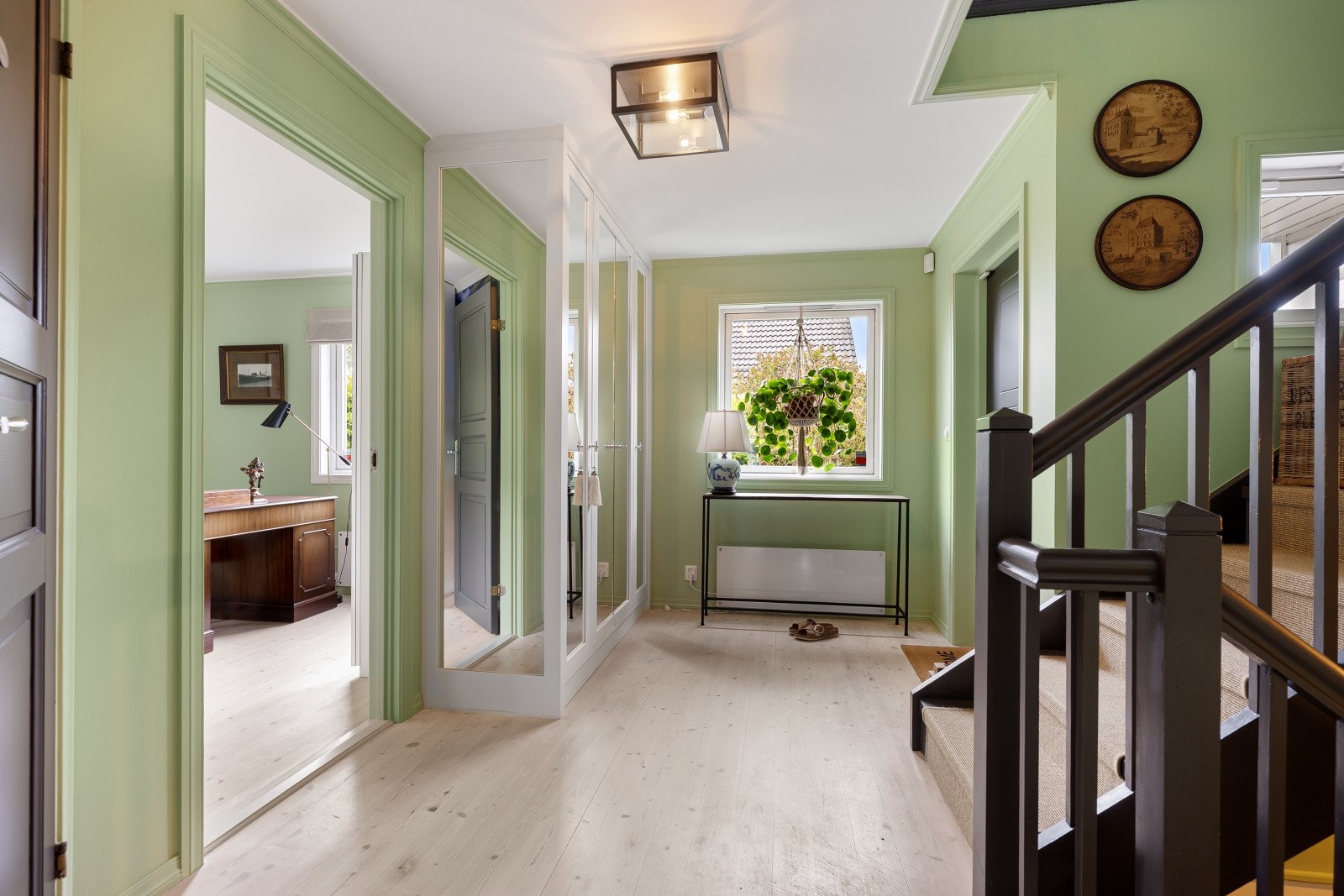 Entreen er utstyrt med et flott plassbygget dobbelt garderobeskap Galleribilde