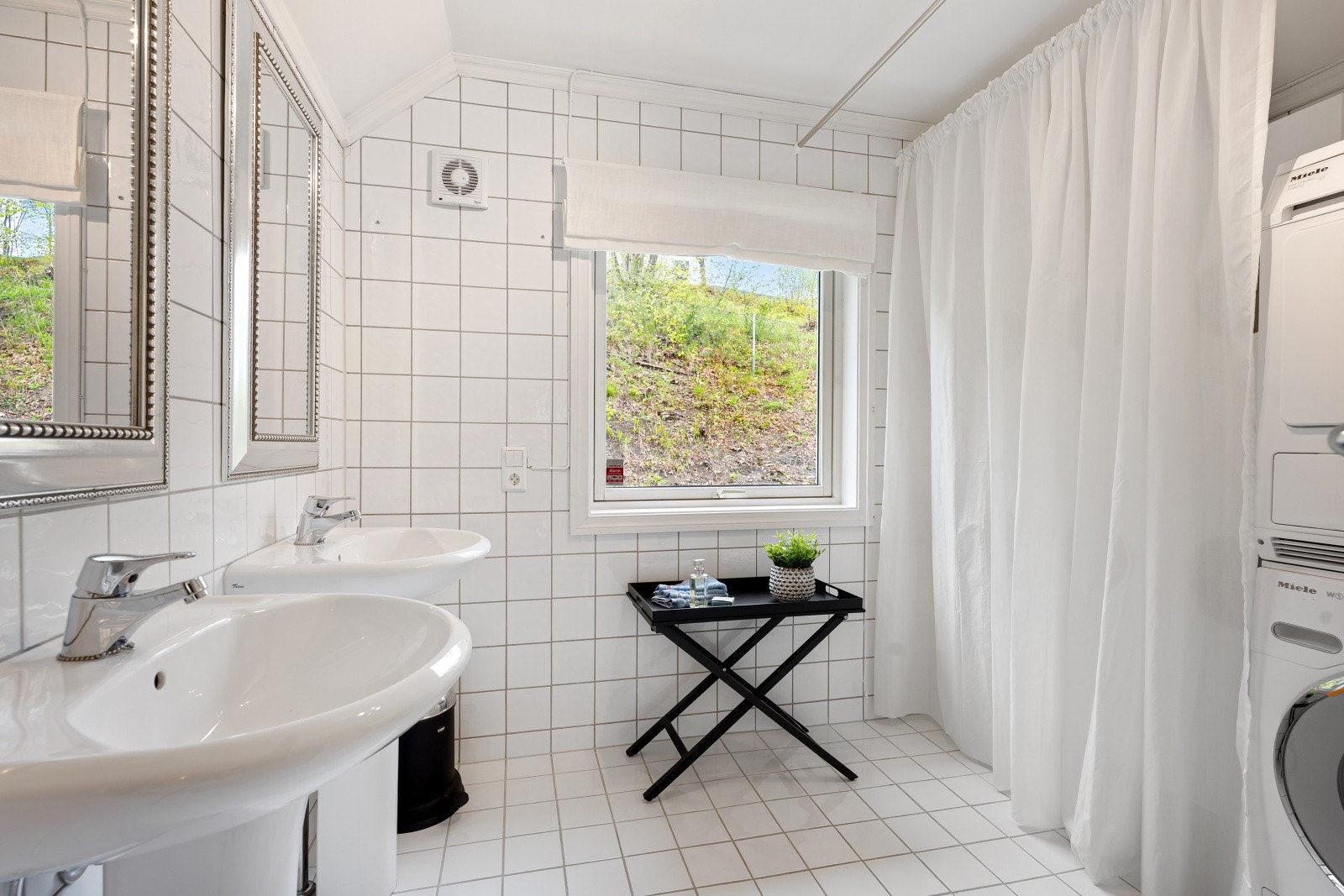 Bad/vaskerom i 2.etg (byggeår) - Praktisk anrettet med vaskemaskin og tørk, samt oppbevaring av klær. Galleribilde