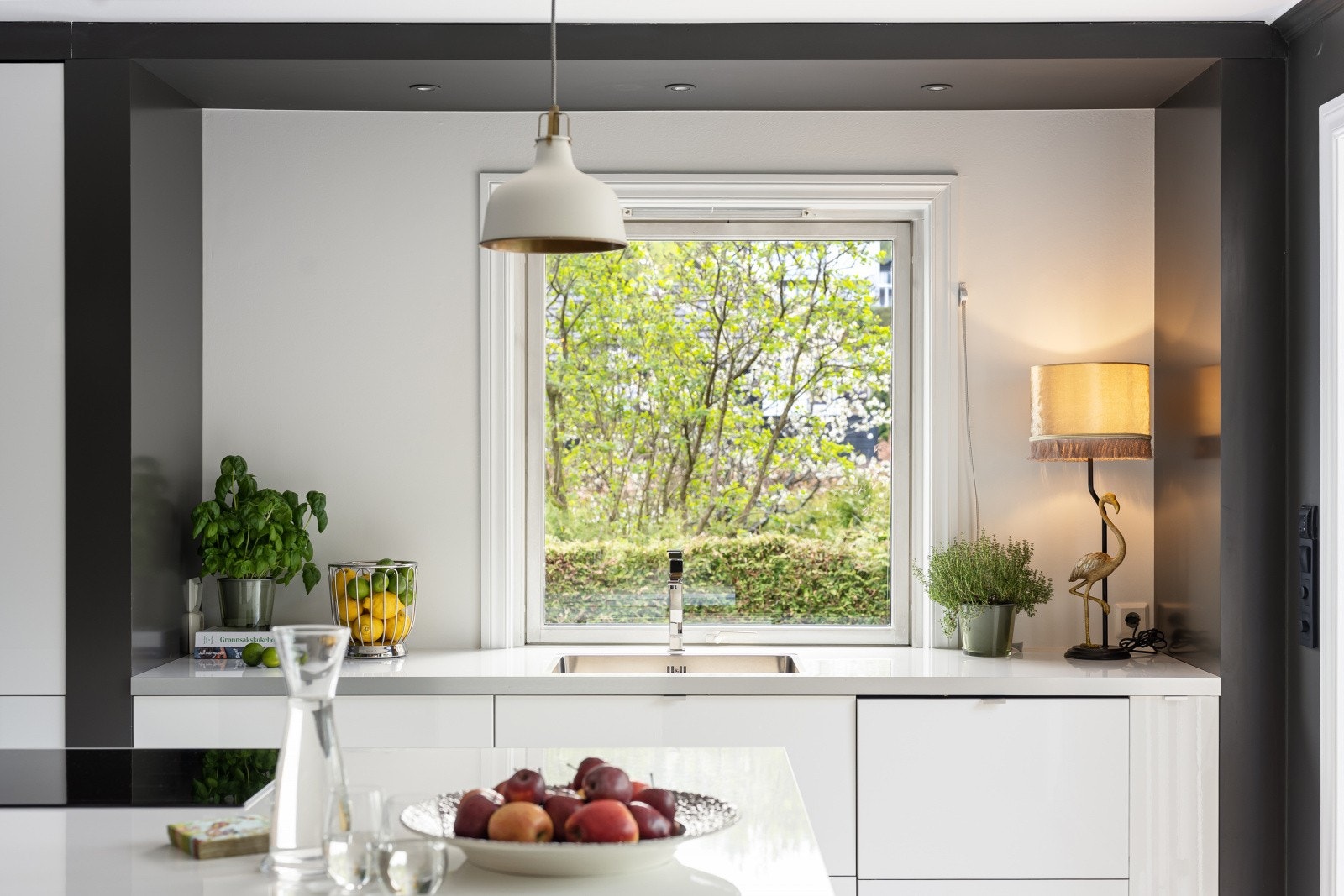 Kjøkkenet har godt med skap- og benkeplass. Galleribilde