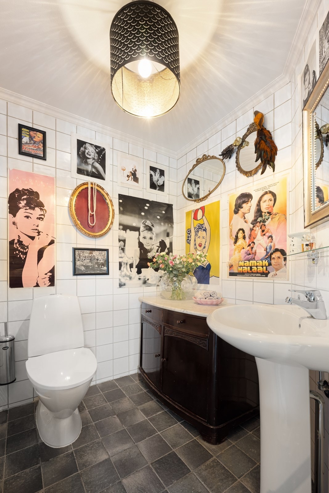 Boligen har et praktisk gjestetoalett med søyleservant og gulvstående WC, og ligger i tilknytning til entrè. Galleribilde