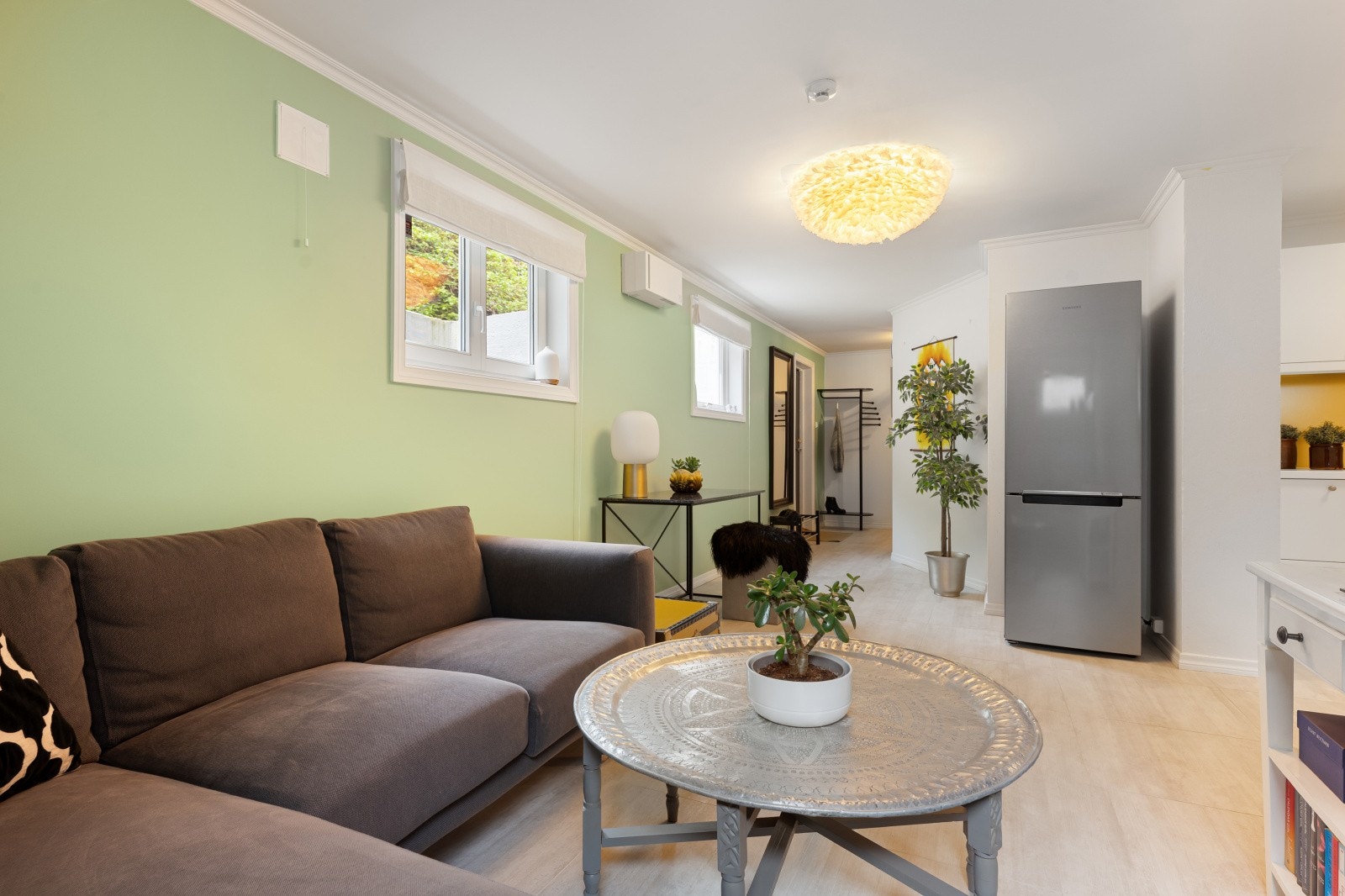 Trivelig og pen hybel bestående av stue med åpen kjøkkenløsning, bad, teknisk rom/vaskerom og soverom. Godt med lys og god luftkvalitet. Det ene vinduet er også nødutgang. Galleribilde