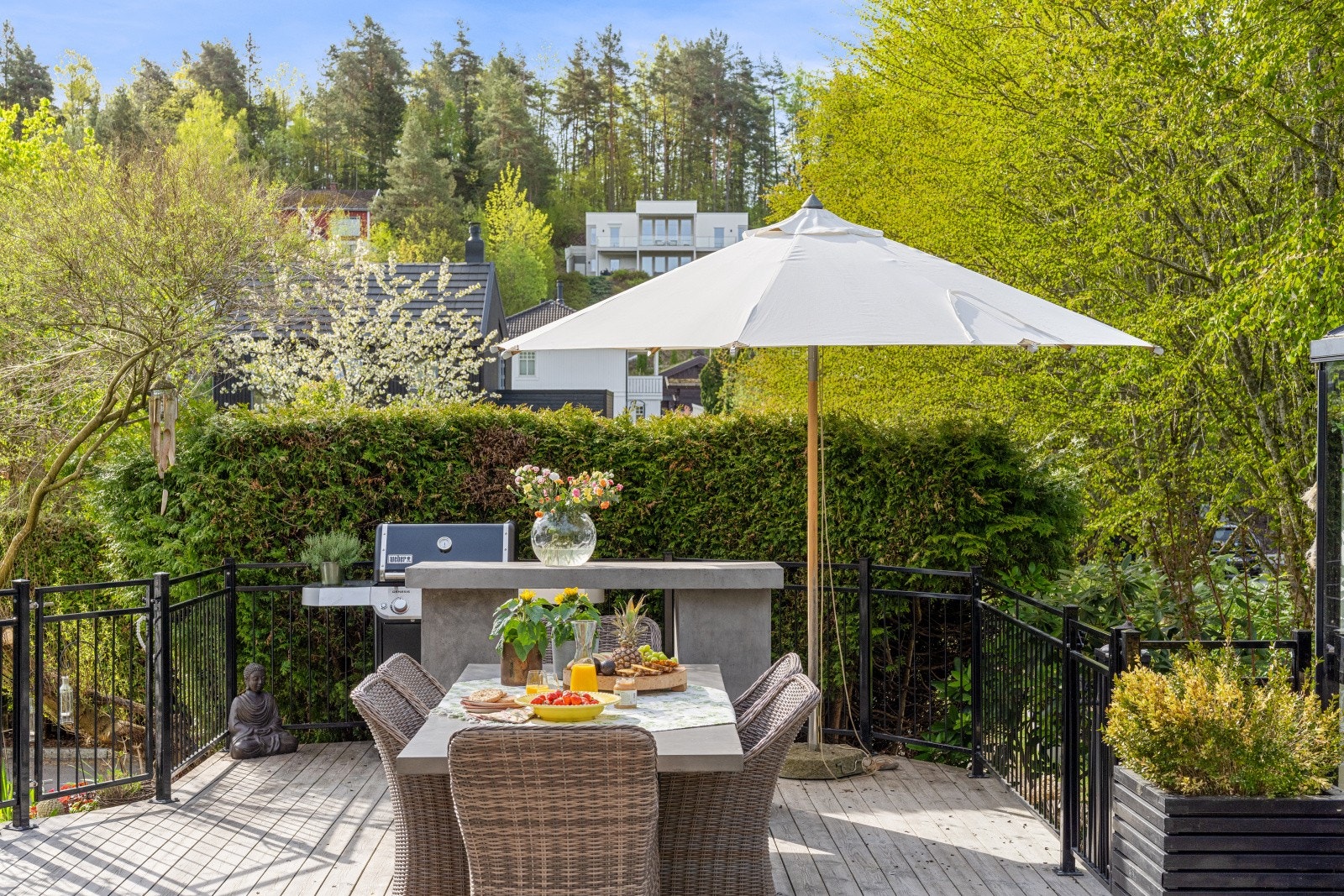 God plass til grill og spisesgruppe! Flott villastrøk med masse sol hele dagen. Galleribilde