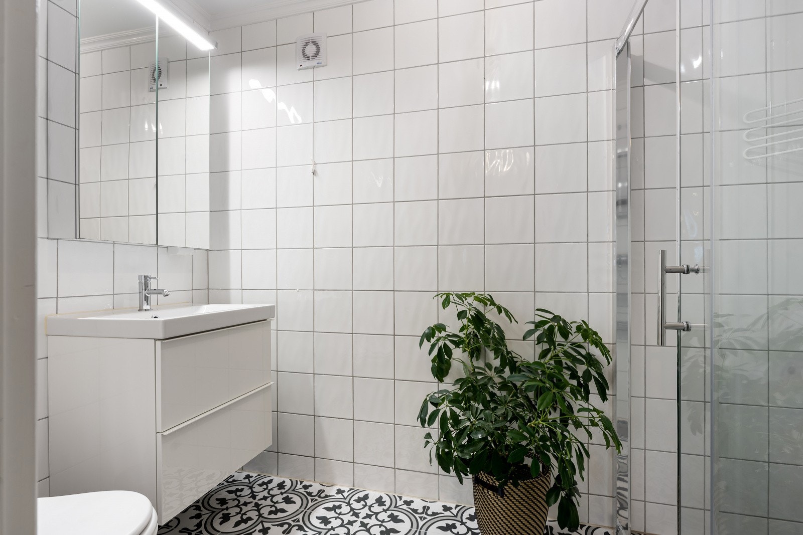 Baderom i underetasjen/utleiedelen ble oppusset i 2016 og er helfliset. Galleribilde