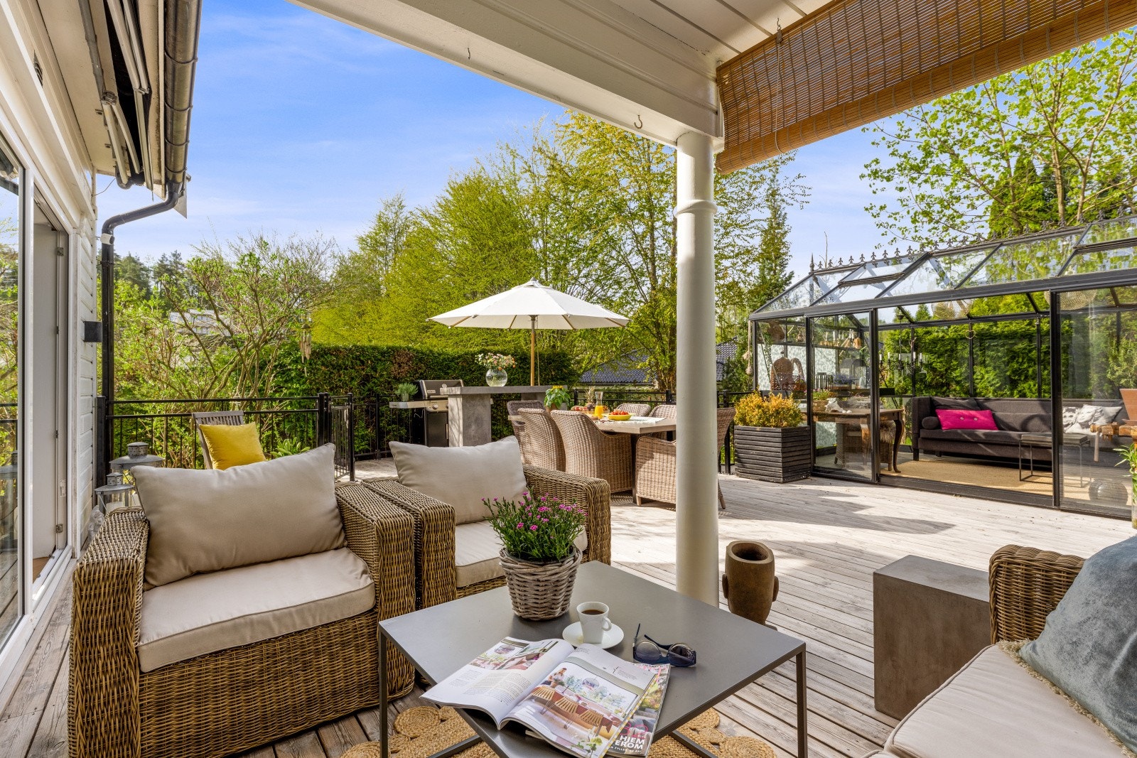 Flott og stor hagestue i direkte tilknytning til terrasse. Galleribilde