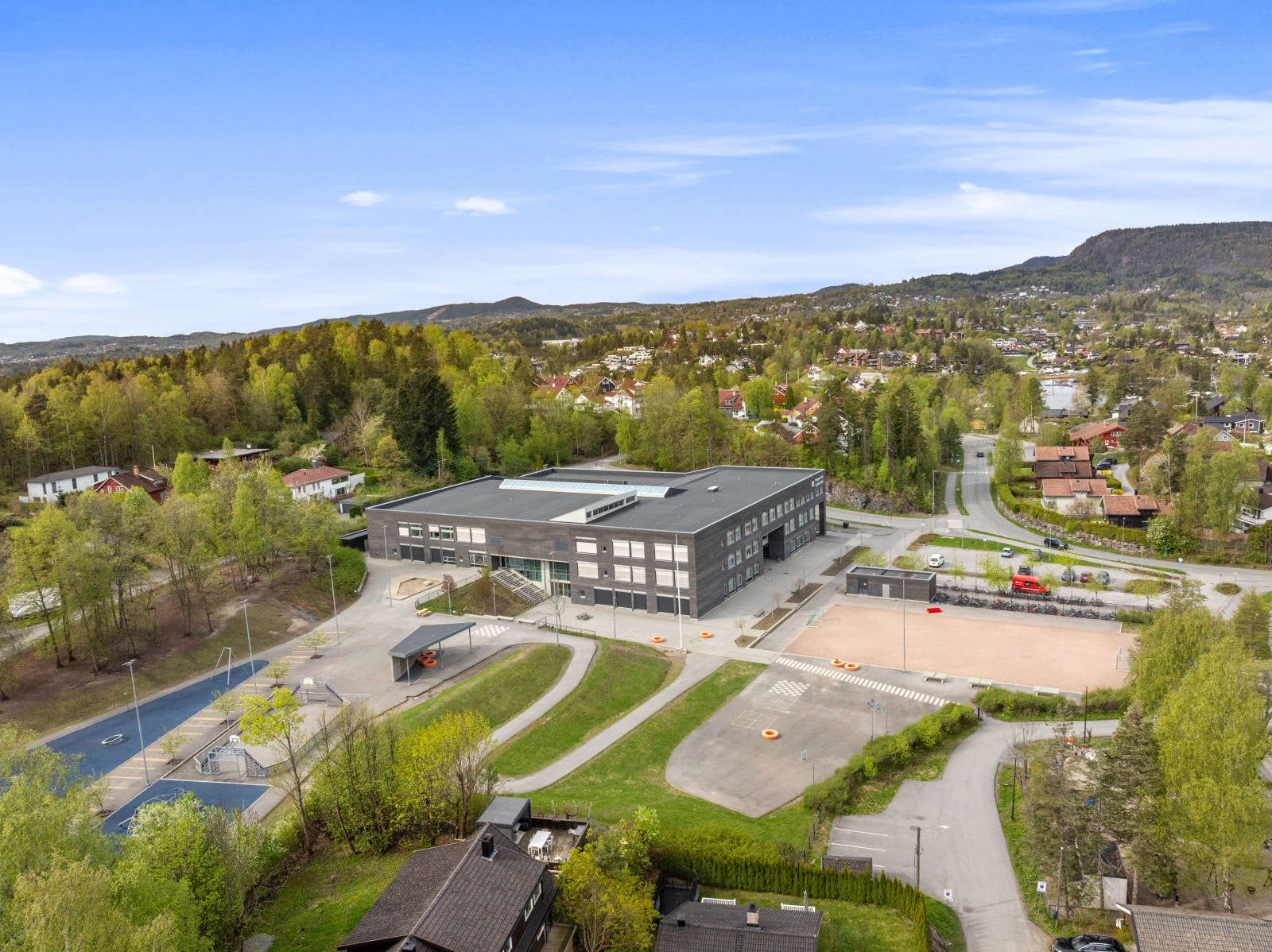 Nesøya skole med flotte fasiliteter utendørs. Galleribilde