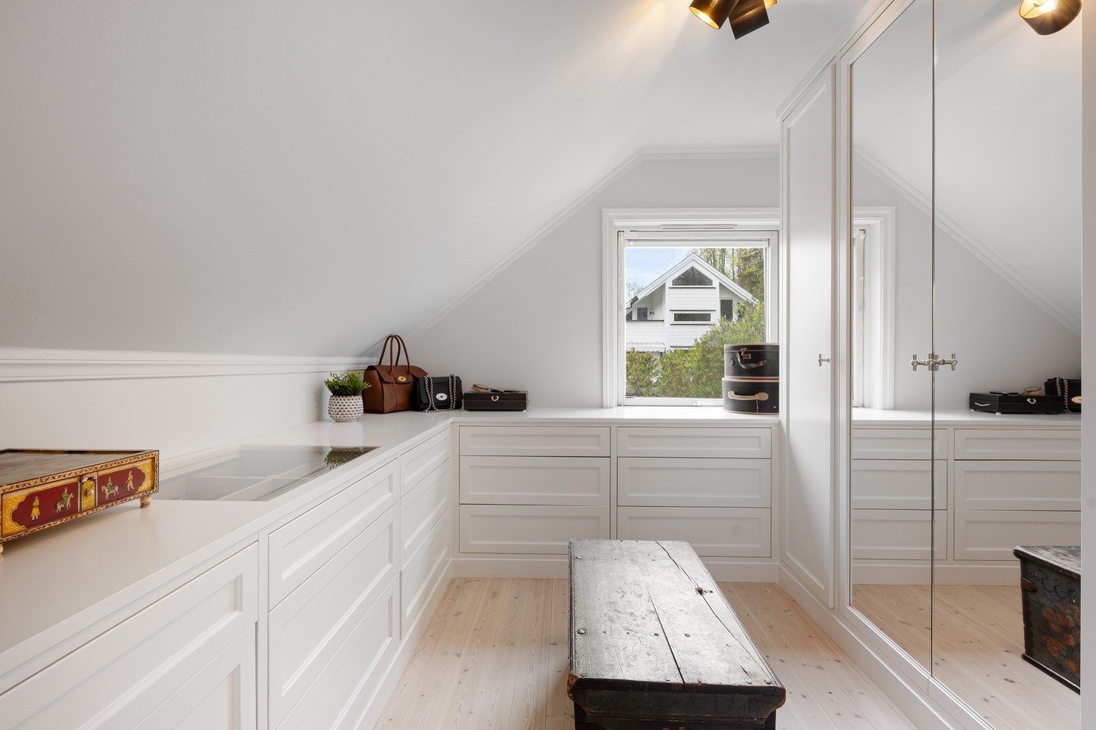 Lekkert garderoberom med gode oppbevaringsløsninger! Skikkelig drøm for en familie. Kan også brukes som soverom 4. Galleribilde