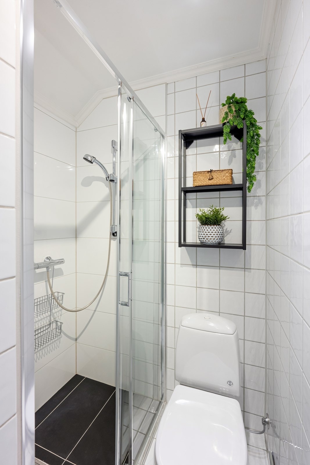 Bad/vaskerom i 2. etasje (byggeår) er helfliset og innredet med dusjnisje med skyvedør i herdet glass Galleribilde