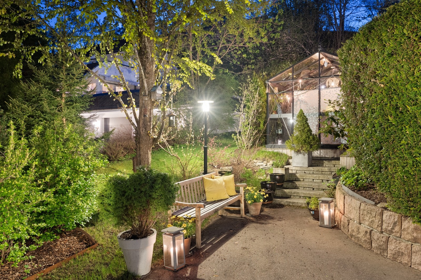 Hagen er rikt beplantet, blomstring fra tidlig vår til sen høst. Galleribilde