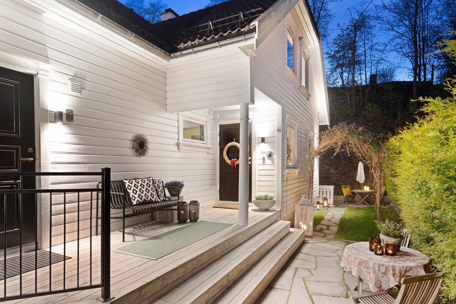 Velkommen til denne flotte boligen! Lekkert og pent opparbeidet inngangsparti. Eiendommen er godt vedlikeholdt. Galleribilde