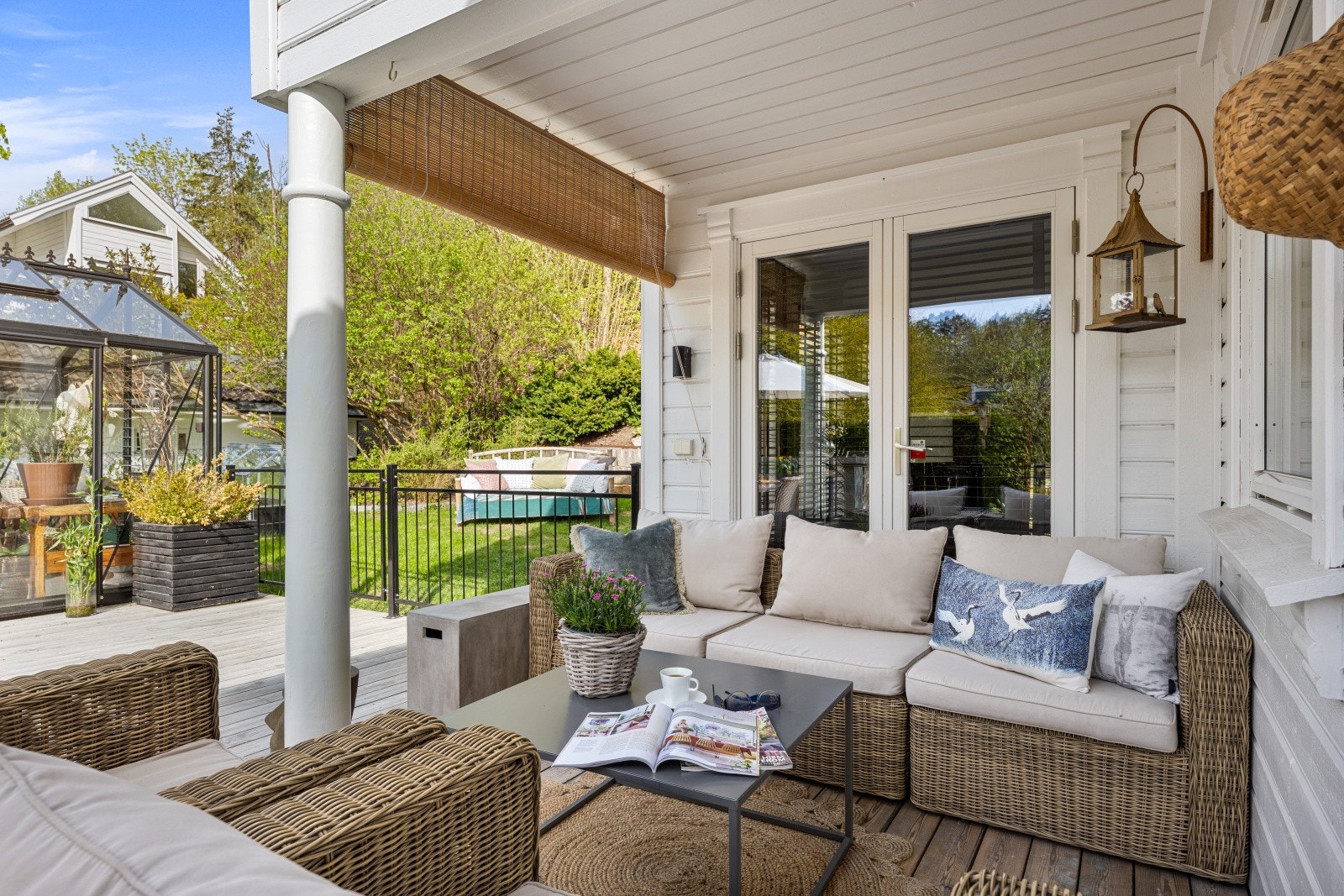 Terrassen og hagen rundt hele huset er inngjerdet, noe som gjør det trygt og godt for både små barn og hundehold Galleribilde