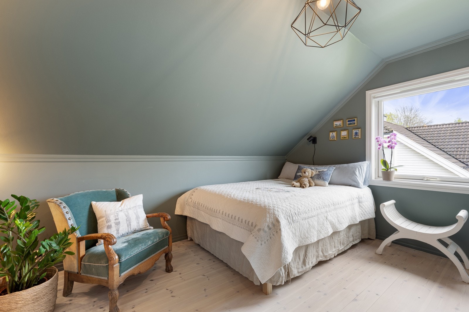 Soverom 2 med god plass til seng og annet ønskelig møblement. Galleribilde