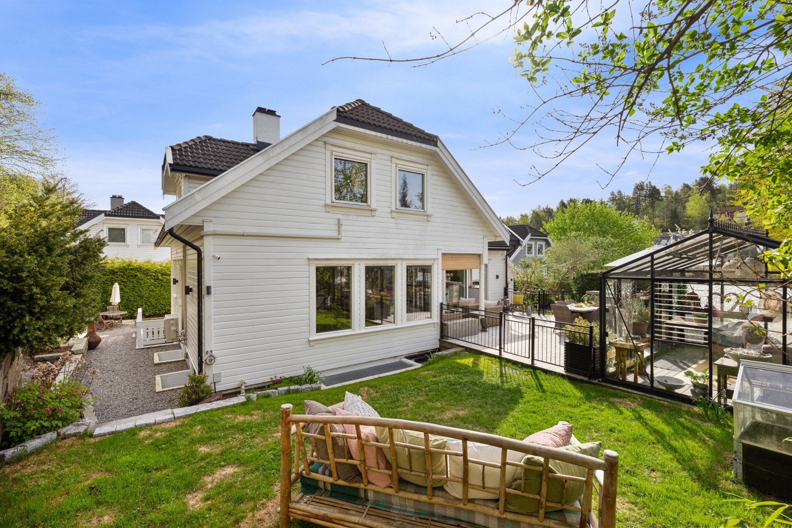 Flott og stor hagestue i direkte tilknytning til terrasse. Opparbeidet bed og grusgang i bakkant av huset. Galleribilde