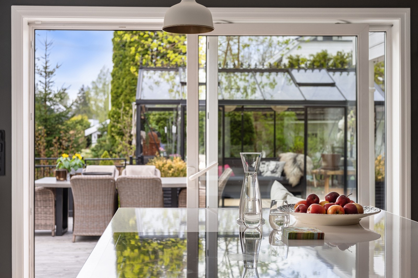 Store vindusflater som bidrar til en lys og luftig atmosfære på kjøkkenet. Galleribilde