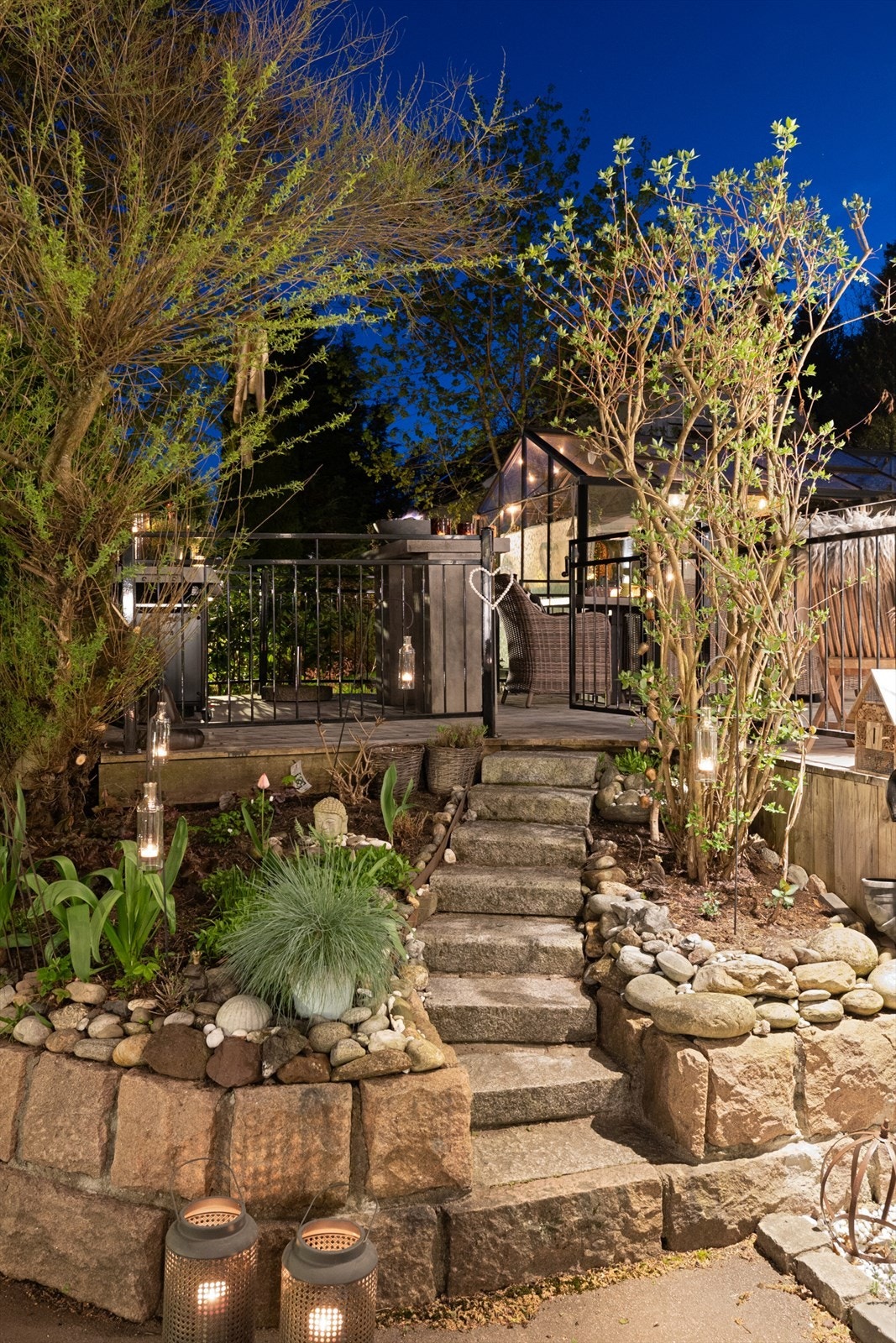 Solrik og pent opparbeidet tomt og uteområde med nærhet til sjøen. Galleribilde