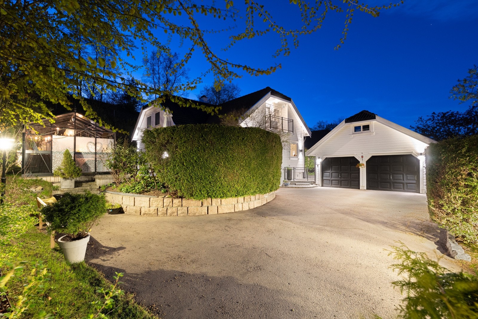 I garasjen er det bygget solid trapp opp til garasjeloftet, som har gode lagringsmuligheter, samt brede lagringshyller og oppheng for to sett dekk på grunnplanet. Det er lader til elbil montert på ene siden av garasjen. I tillegg finns det en liten utebod Galleribilde