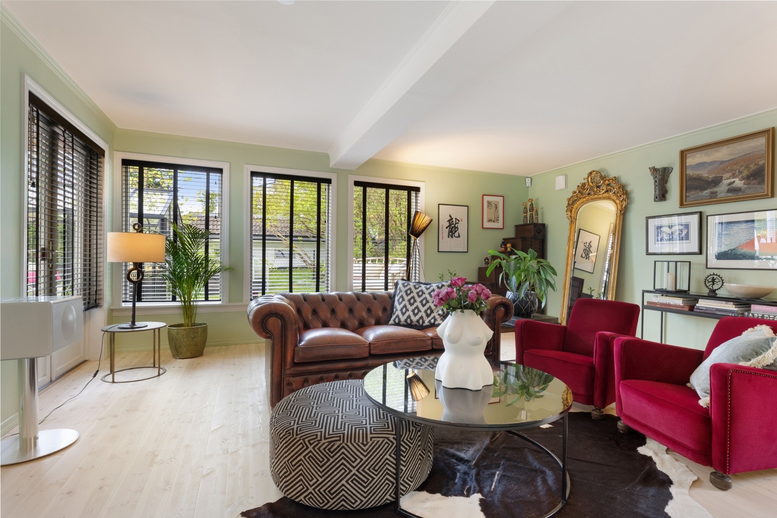 Stuen er lys og luftig med store vindusflater som slipper inn rikelig med naturlig lys. I stuen er det god plass til ulike typer møblering. Galleribilde