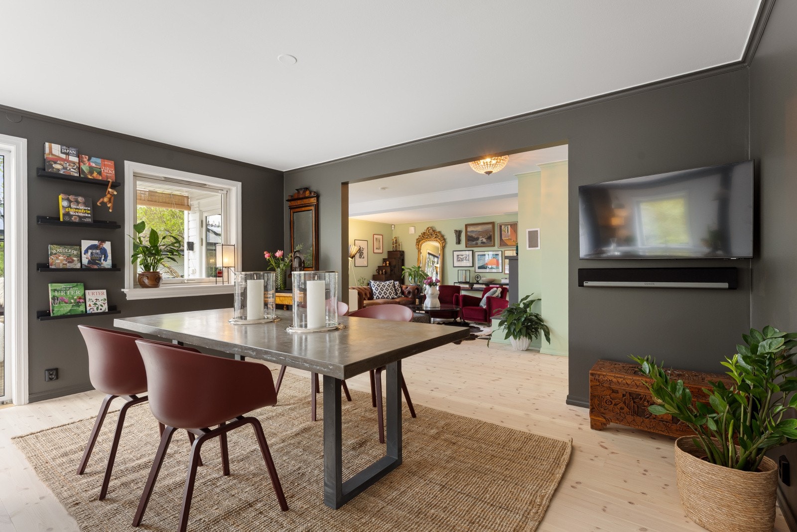 Det er god plass til spisestue. Her kan man invitere familie og venner til hyggelige sammenkomster! Galleribilde