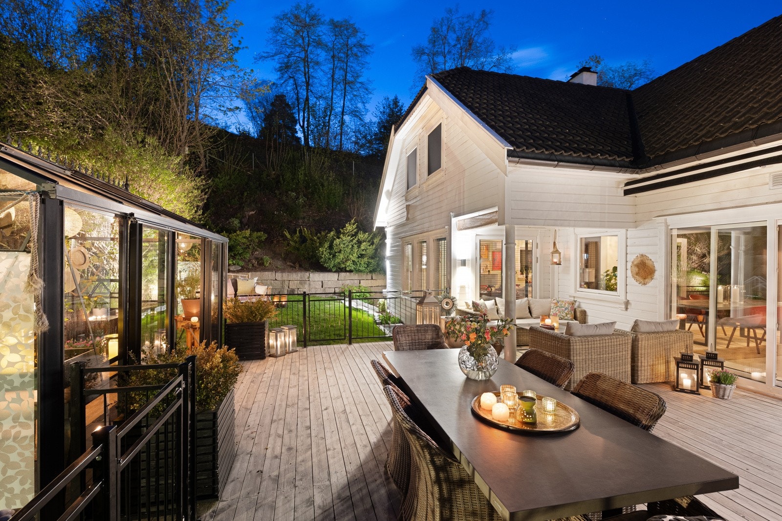 Et helt herlig uteområde! Her kan man nyte dagene sammen og bare kose seg, gjennom alle årstider. Galleribilde